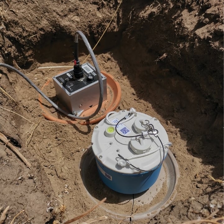 SmartSolo seismometers and nodes buried in the ground for seismic activity monitoring and geophysical exploration.