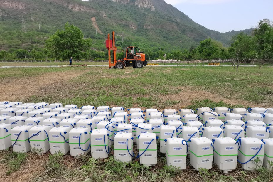 Rows of SmartSolo nodes with blue ropes and green labels are ready for the Beijing Seismological Bureau Fangshan 4500 Acceptance Project - Heavy Hammer Excitation seismic survey.
